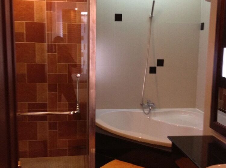 Deluxe room with river view, Kim Tho