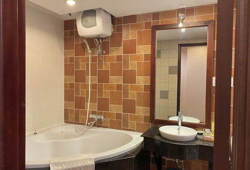 اتاق لوکس سه تخته, Kim Tho