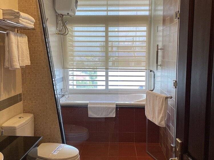 Deluxe room with river view, Kim Tho