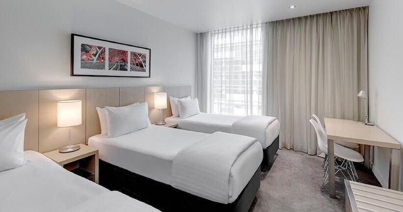 Номер Стандарт Трехместный, Travelodge Hotel Melbourne Docklands