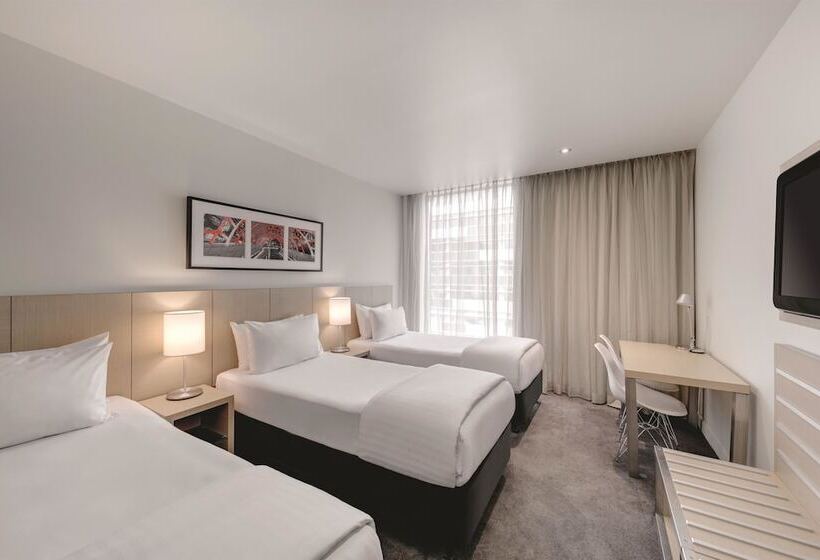 Номер Стандарт Трехместный, Travelodge Hotel Melbourne Docklands