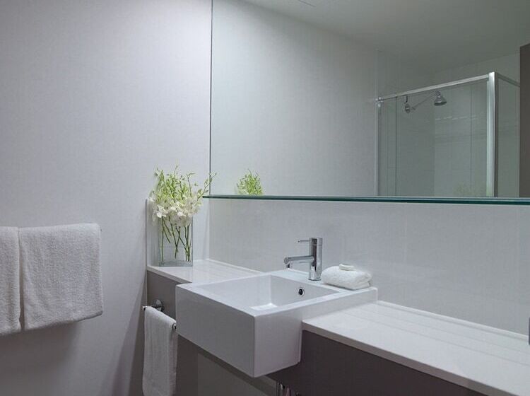 Номер Стандарт Трехместный, Travelodge Hotel Melbourne Docklands