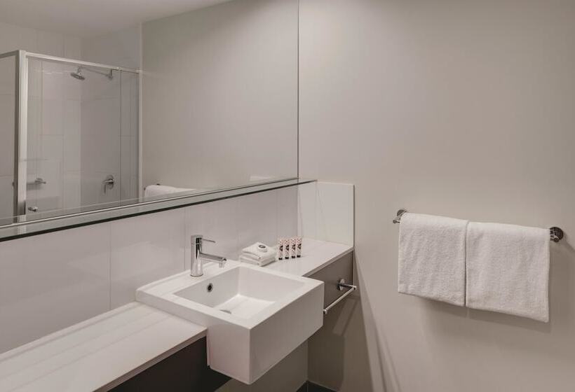 Номер Стандарт Трехместный, Travelodge Hotel Melbourne Docklands