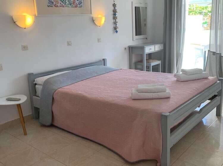 ファミリールーム, White Palace Studios