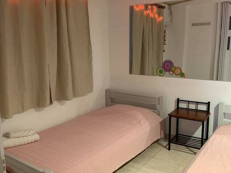 ファミリールーム, White Palace Studios