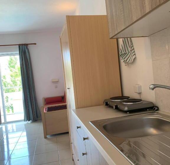 プールビュースタンダードステューディオ, White Palace Studios