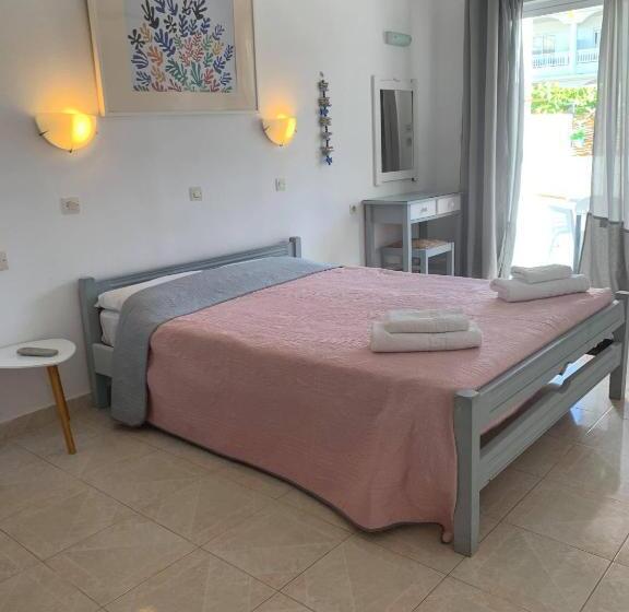 ファミリールーム, White Palace Studios