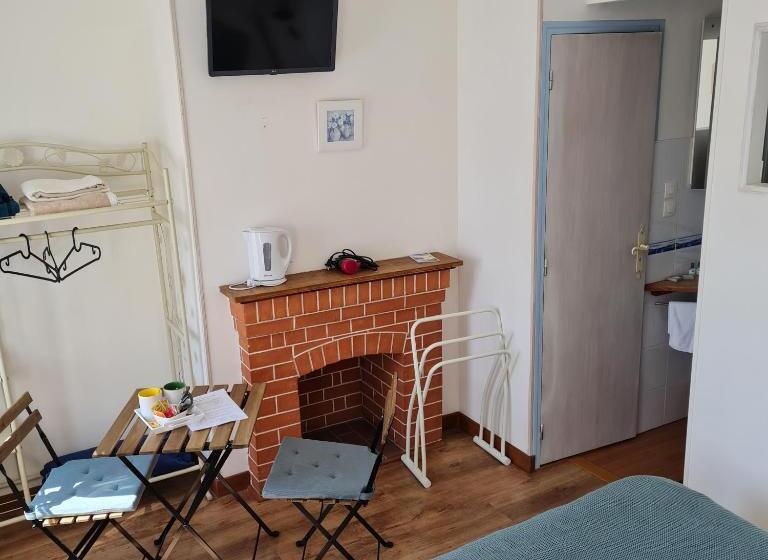 غرفة قياسية مطلّة علي البحر, Les Mouettes Blessées