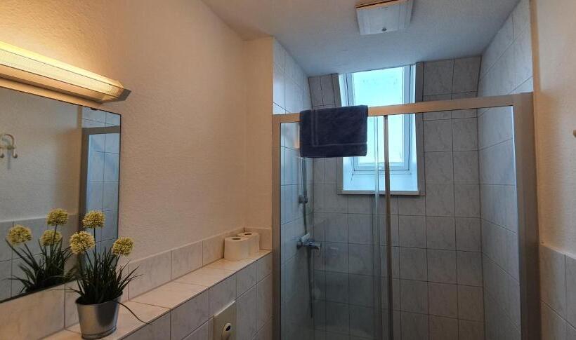 غرفة قياسية ثلاثية, Jugendherberge Fehmarn