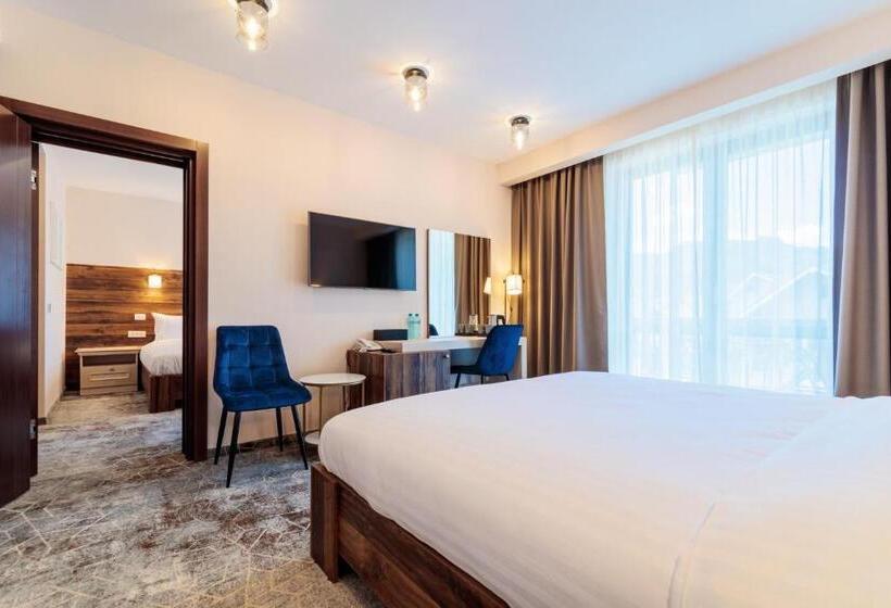 آپارتمان یک خوابه با دری مشترک که هال را جدا می کند., River Hotel & Spa