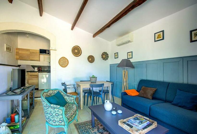 جناح مطلّ علي حمام السباحة, Mas D'auseu