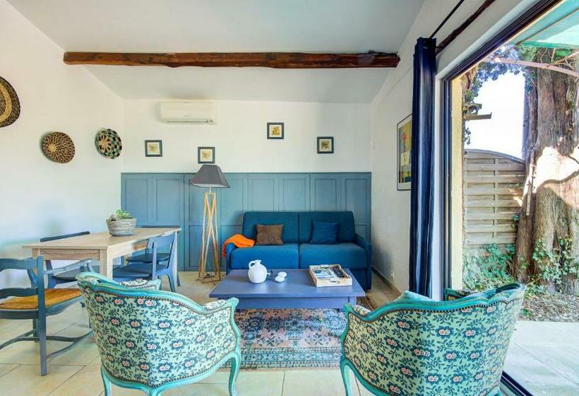 جناح مطلّ علي حمام السباحة, Mas D'auseu