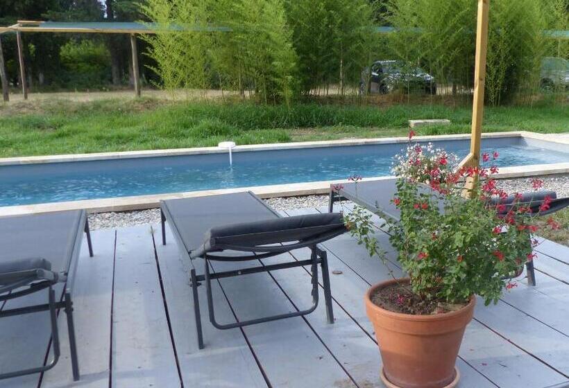 جناح مطلّ علي حمام السباحة, Mas D'auseu