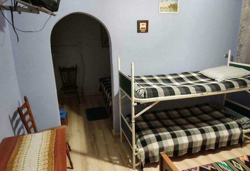 استودیو خانوادگی, готель маєток