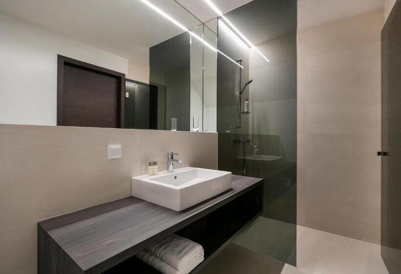 标准单人间, Spitzerberg By B Smart