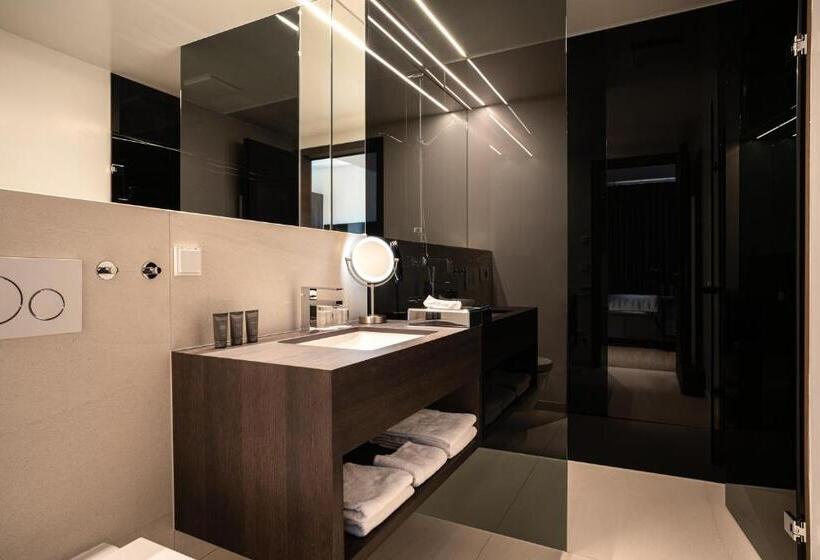 标准单人间, Spitzerberg By B Smart