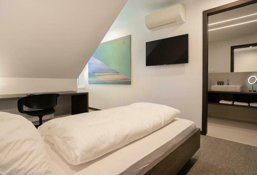 标准单人间, Spitzerberg By B Smart