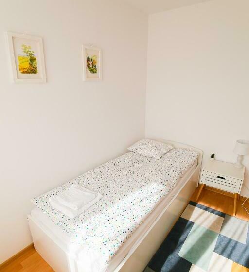 标准单人间, Capra Vecinului