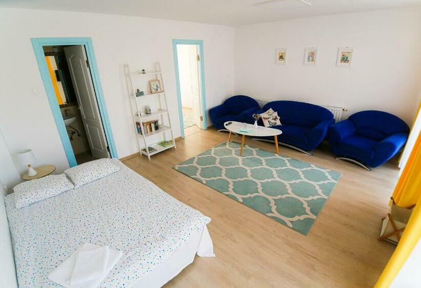 家庭套房, Capra Vecinului