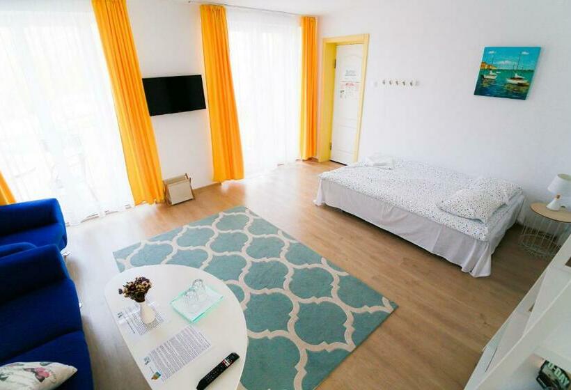 家庭套房, Capra Vecinului