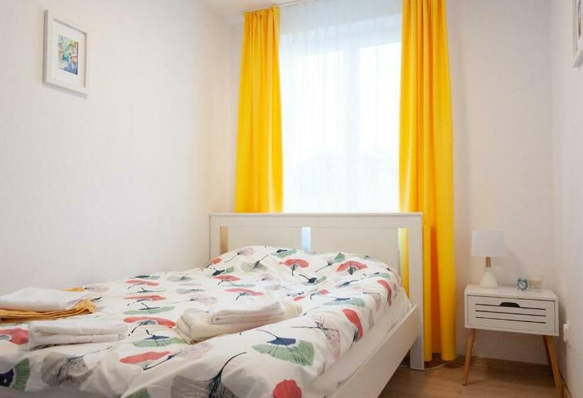 家庭套房, Capra Vecinului