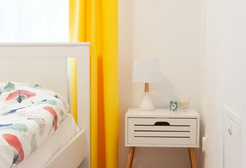 家庭套房, Capra Vecinului