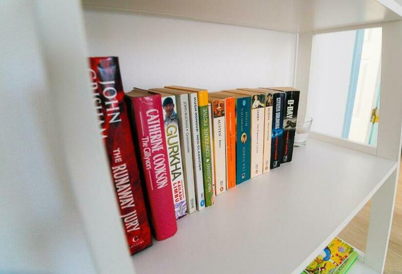 家庭套房, Capra Vecinului