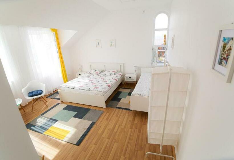 舒适三人间, Capra Vecinului