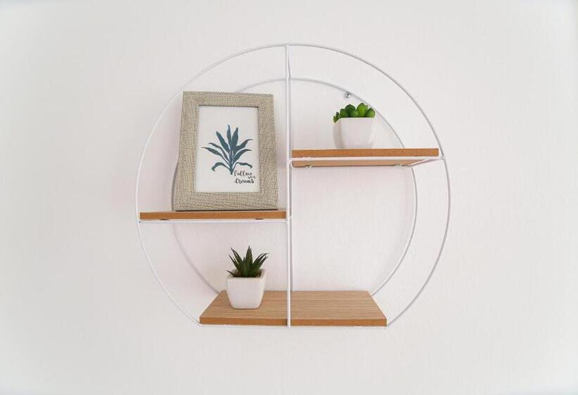 舒适三人间, Capra Vecinului