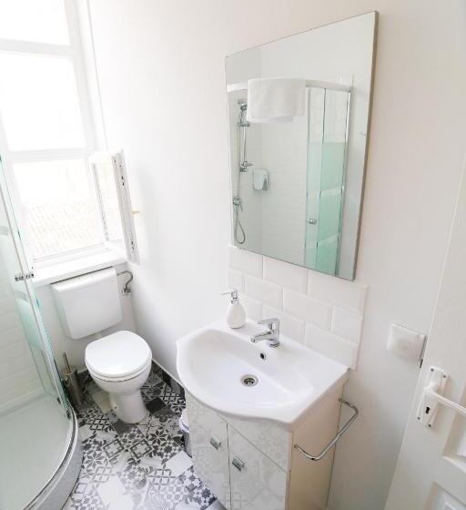 标准房带园景, Capra Vecinului