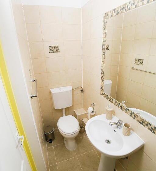 标准房带园景, Capra Vecinului