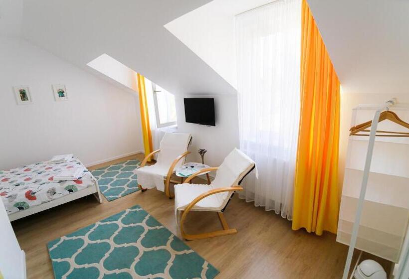 标准房带园景, Capra Vecinului