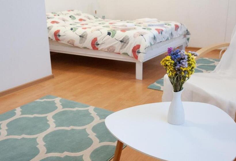 标准房带园景, Capra Vecinului