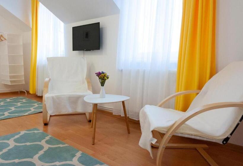 标准房带园景, Capra Vecinului