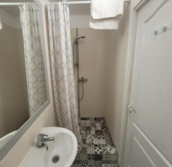 标准房带园景, Capra Vecinului