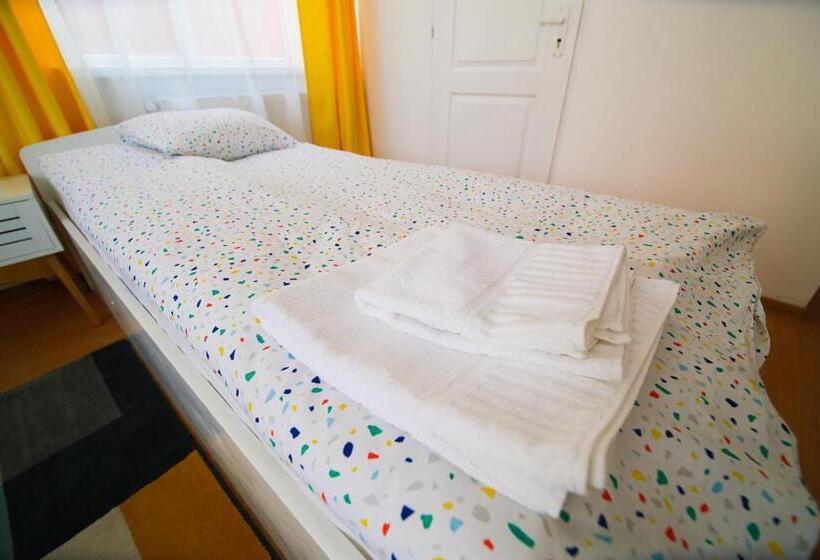 标准房带园景, Capra Vecinului