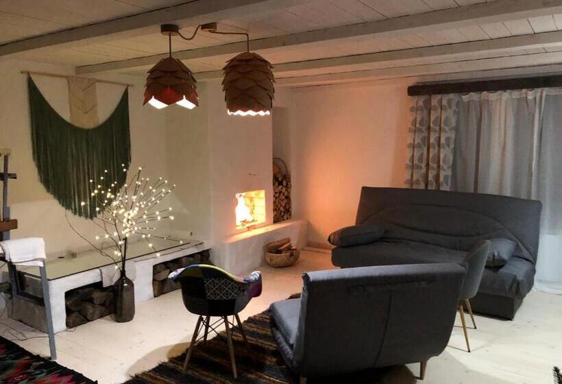 Studio Standard, гуцульська хата