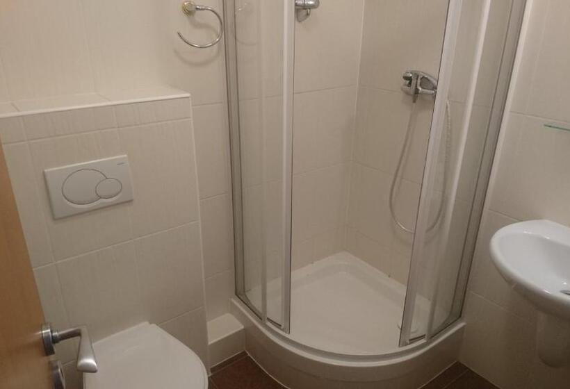 スタンダードトリプルルーム, Antler