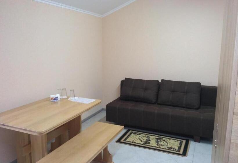 اتاق استاندارد سه تخته با سرویس بهداشتی مشترک, Motel Lutsk