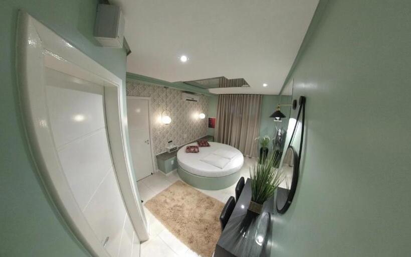 스위트, Motel Paradiso   Tapera