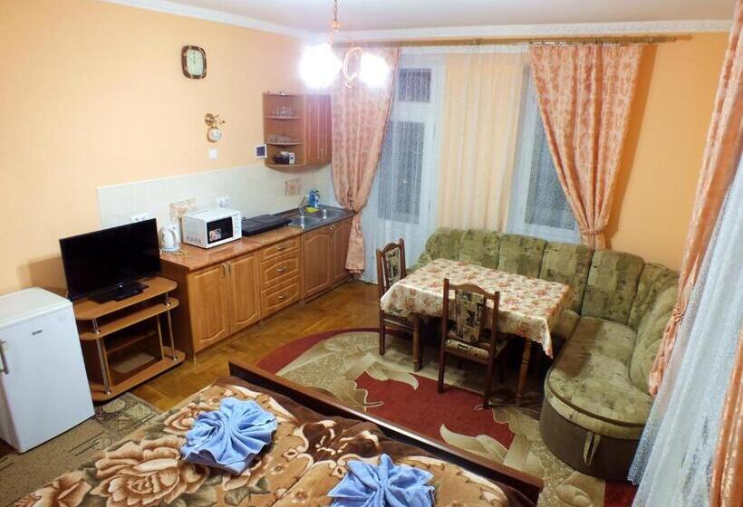 غرفة قياسية ثلاثية مزودة بشرفة, Hercules