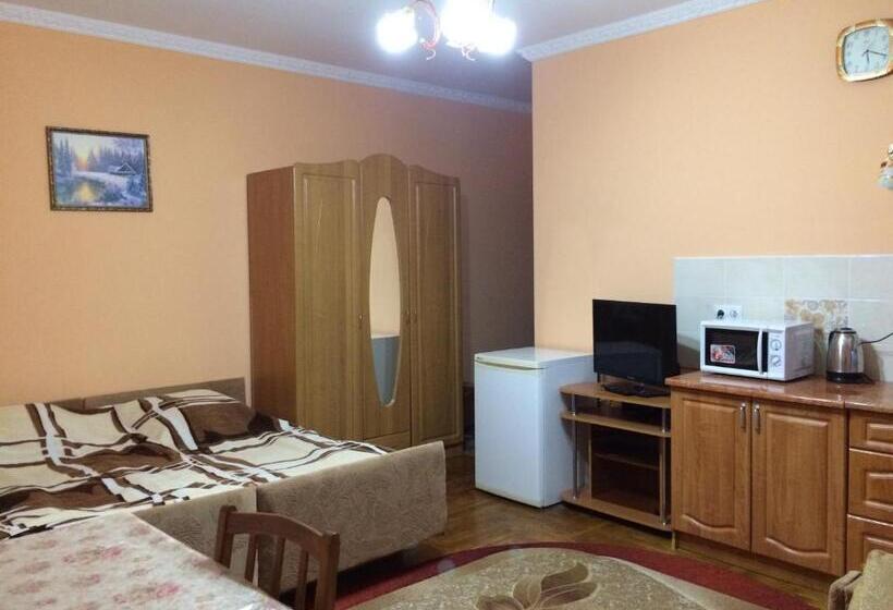 غرفة قياسية ثلاثية مزودة بشرفة, Hercules