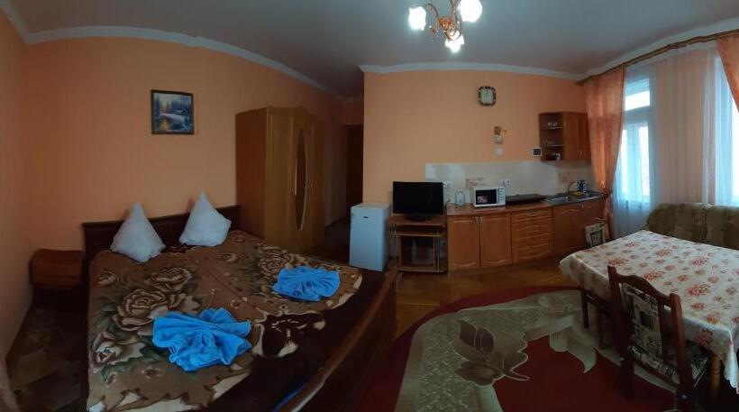 غرفة قياسية ثلاثية مزودة بشرفة, Hercules