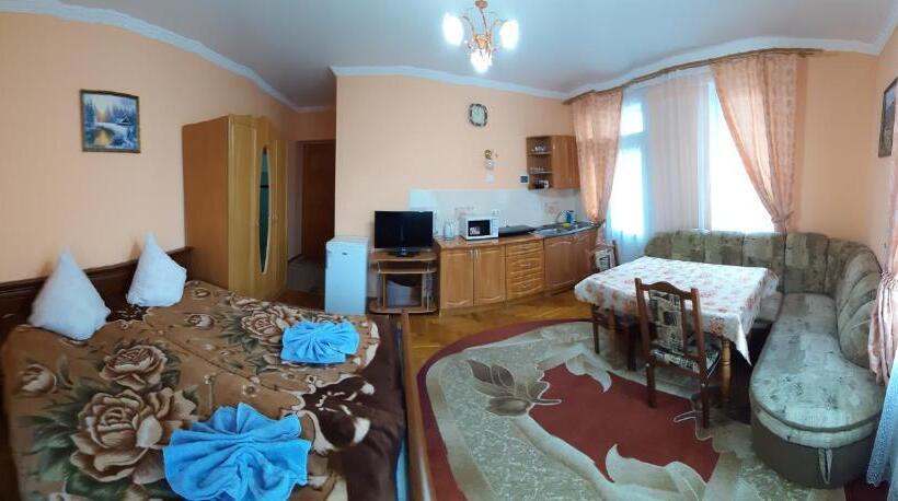 غرفة قياسية ثلاثية مزودة بشرفة, Hercules