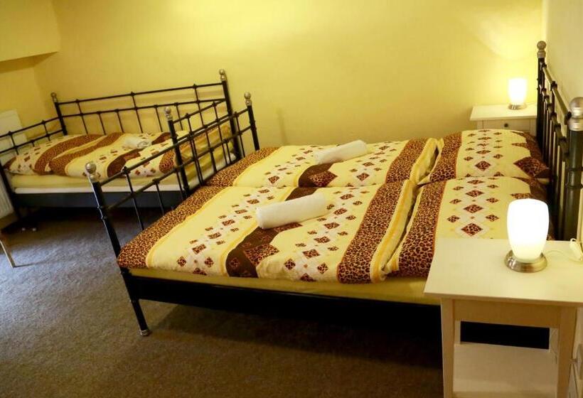 חדר משפחתי, Zámek Libouň