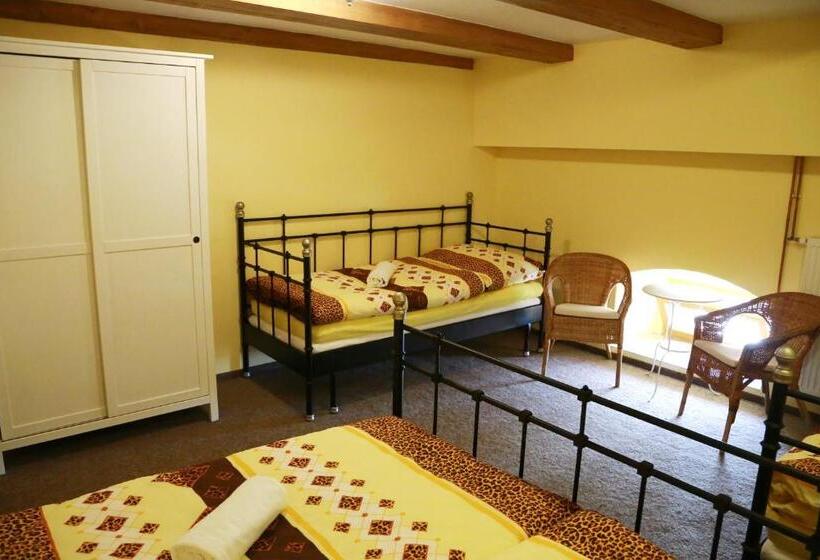 家庭间, Zámek Libouň