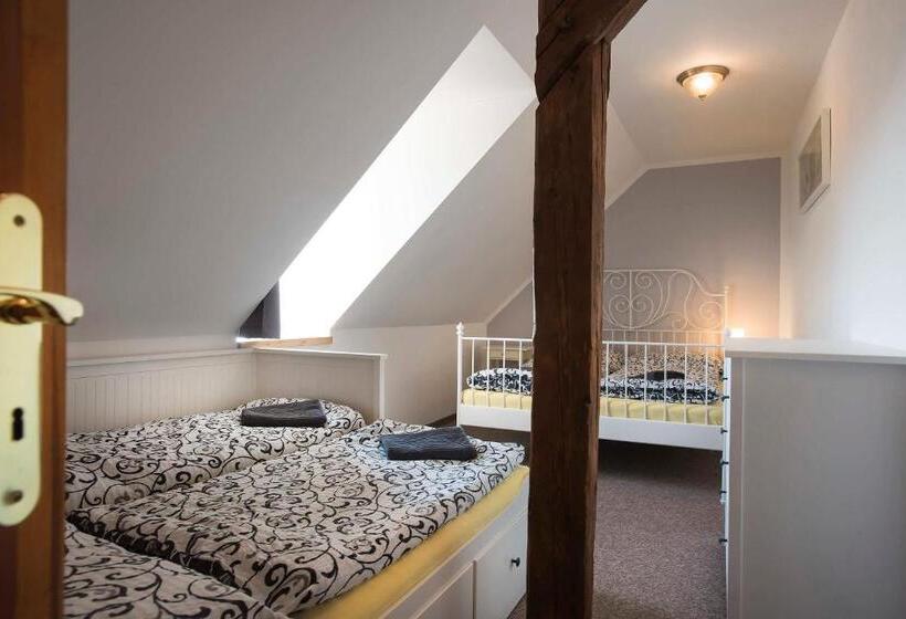 家庭间, Zámek Libouň