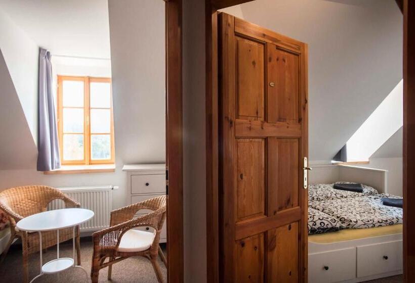 家庭间, Zámek Libouň