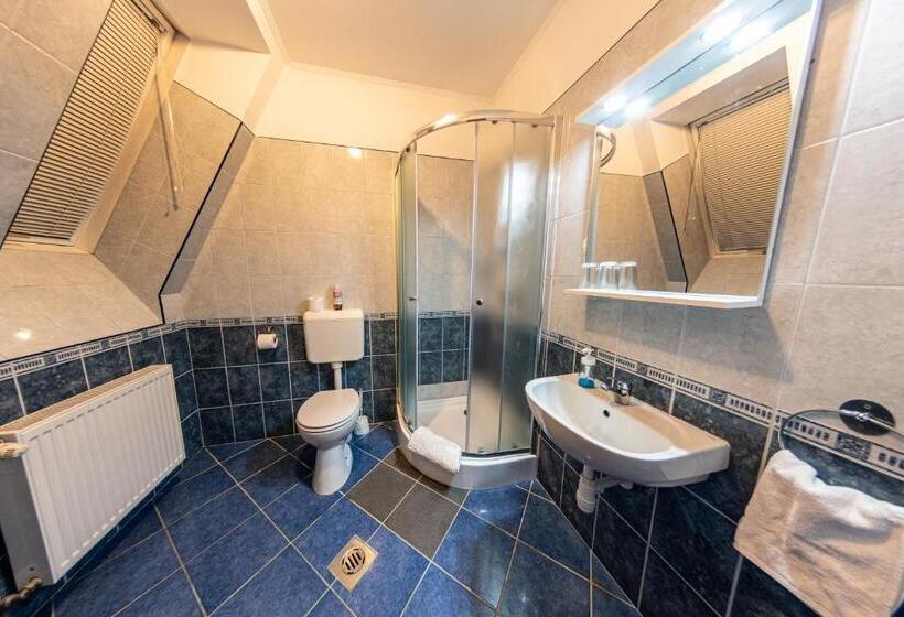 חדר סטנדרט לשלושה, Megálló Wellness Panzió