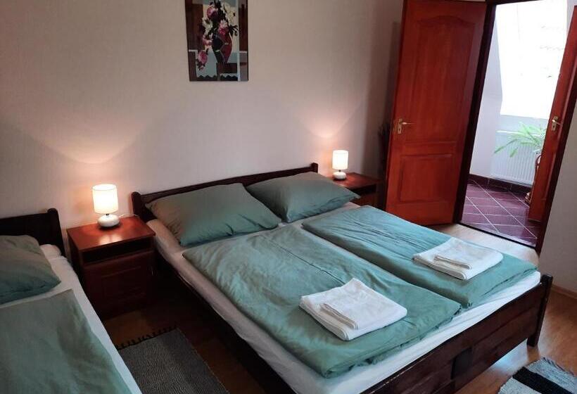 חדר סטנדרט לשלושה, Megálló Wellness Panzió